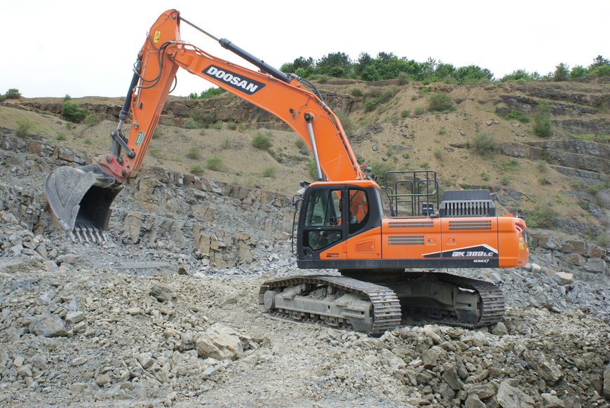 Elliotts Purchases New Doosan Excavator & Wheel Loader